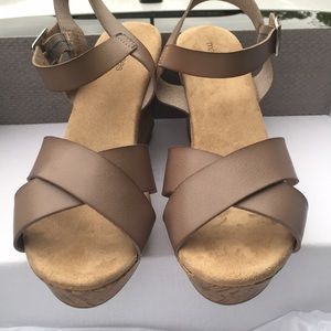 Criss Cross Wedge